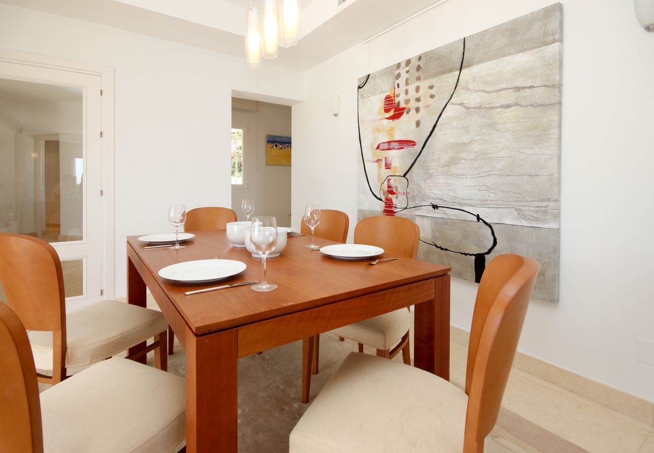 Villa en Marbella - Villa de cuatro dormitorios con piscina privada Las Chapas a 80 metros de la playa