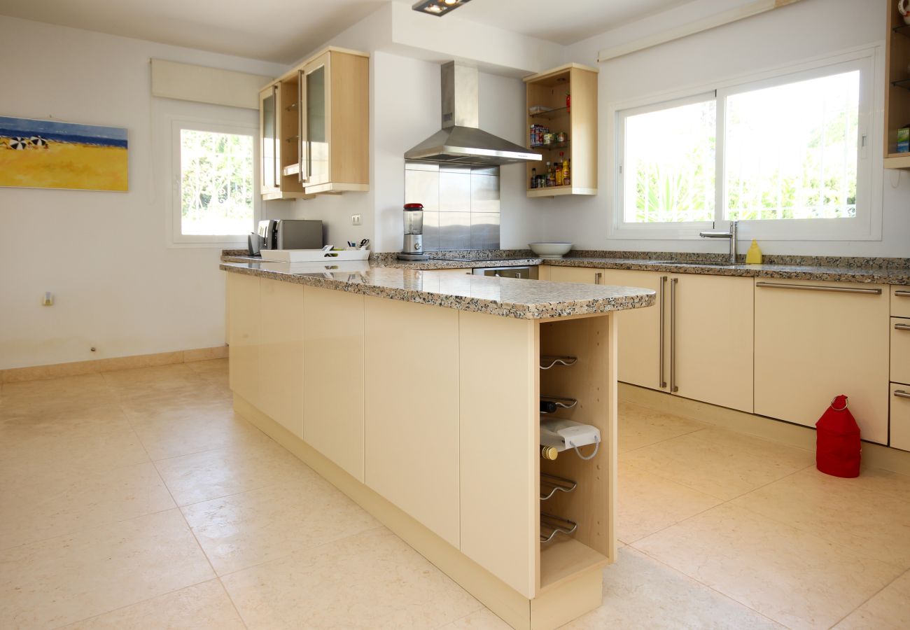 Villa en Marbella - Villa de cuatro dormitorios con piscina privada Las Chapas a 80 metros de la playa