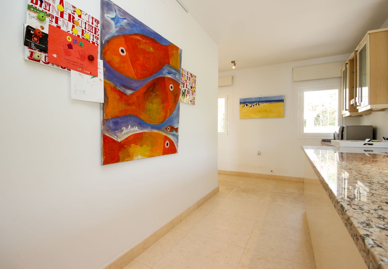 Villa en Marbella - Villa de cuatro dormitorios con piscina privada Las Chapas a 80 metros de la playa