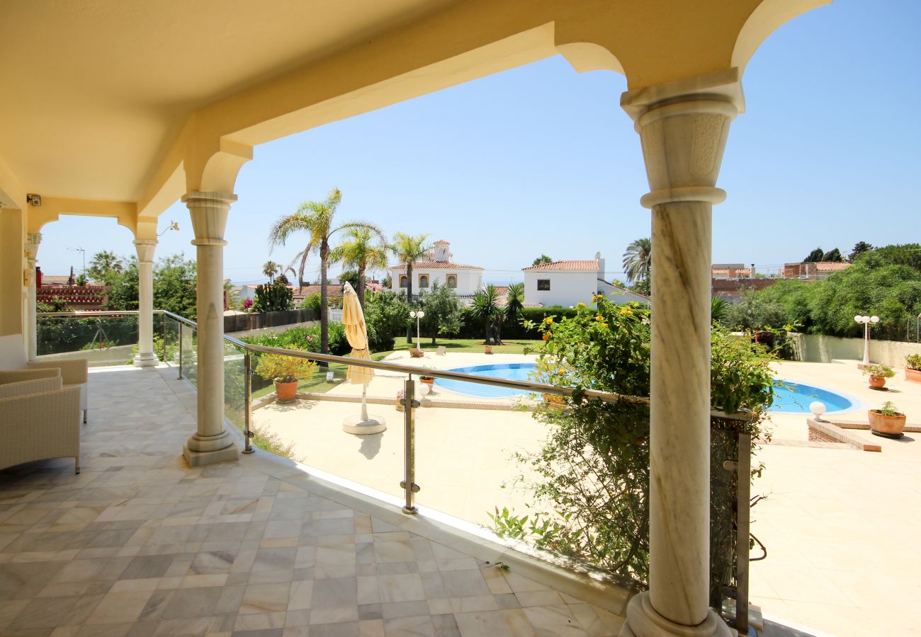 Villa en Marbella - Villa de cuatro dormitorios con piscina privada Las Chapas a 80 metros de la playa