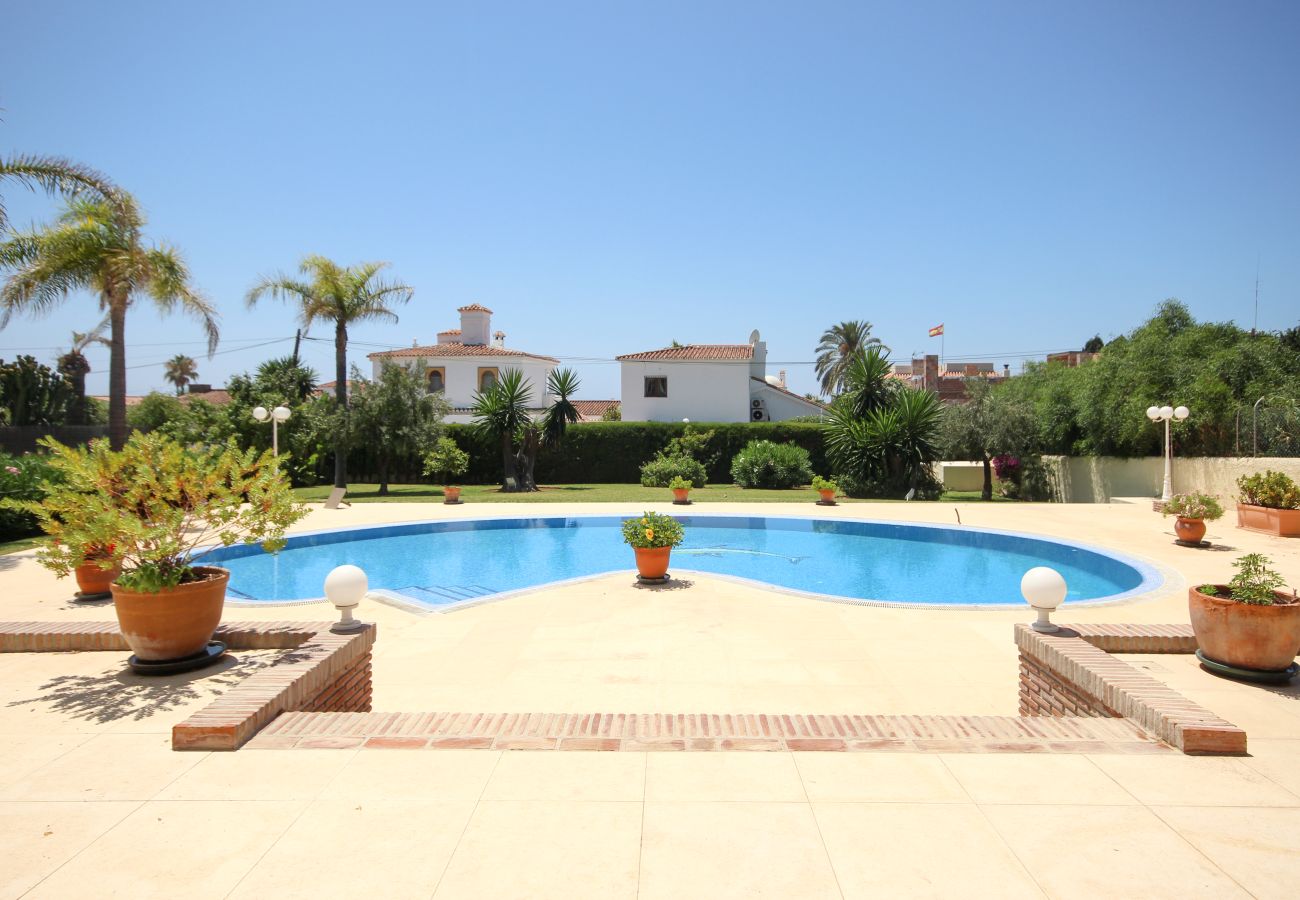 Villa en Marbella - Villa de cuatro dormitorios con piscina privada Las Chapas a 80 metros de la playa