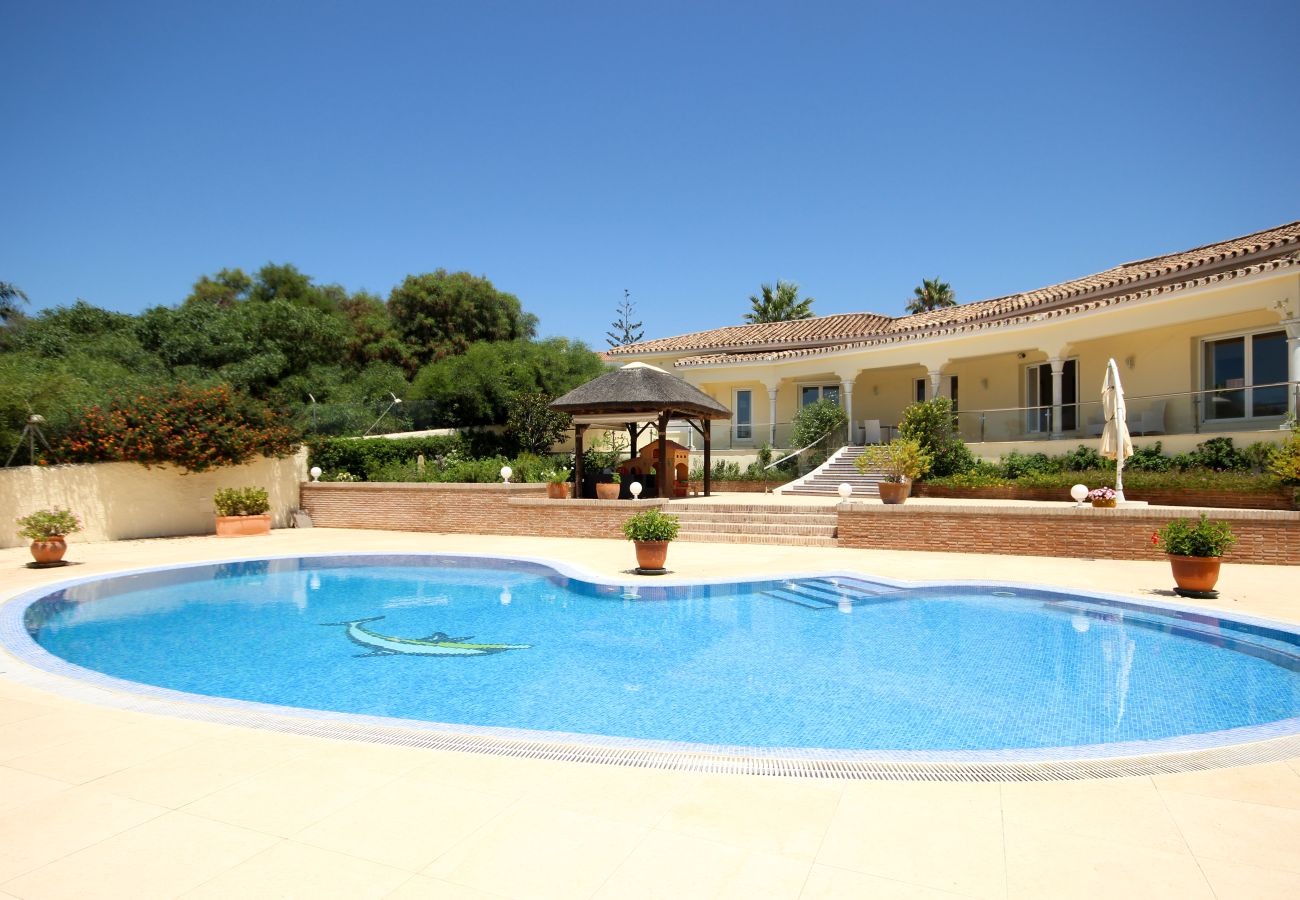 Villa en Marbella - Villa de cuatro dormitorios con piscina privada Las Chapas a 80 metros de la playa