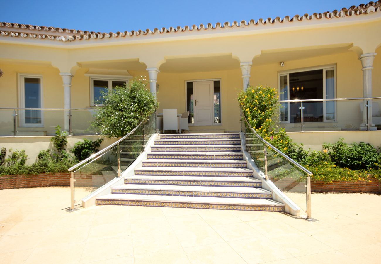 Villa en Marbella - Villa de cuatro dormitorios con piscina privada Las Chapas a 80 metros de la playa
