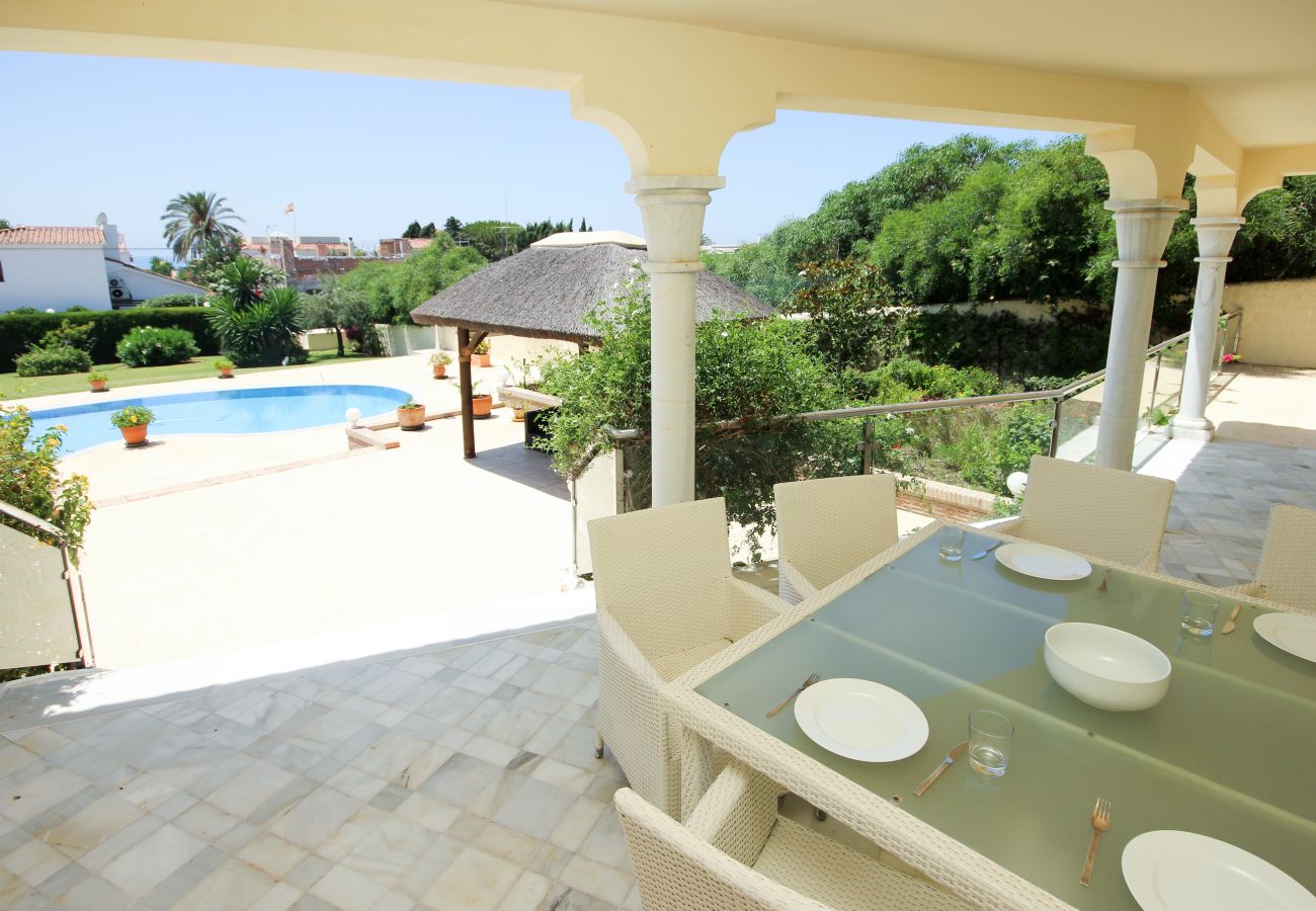 Villa en Marbella - Villa de cuatro dormitorios con piscina privada Las Chapas a 80 metros de la playa