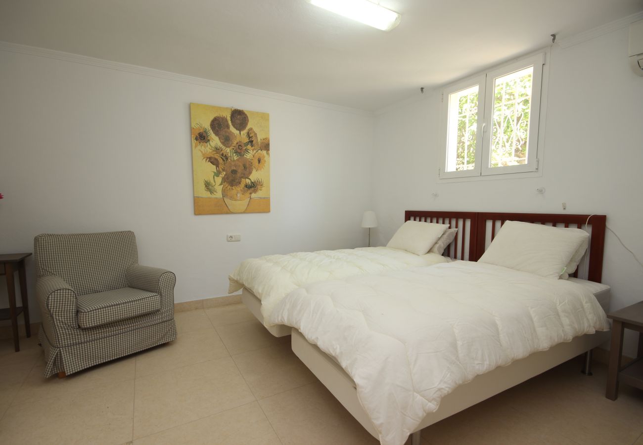 Villa en Marbella - Villa de cuatro dormitorios con piscina privada Las Chapas a 80 metros de la playa