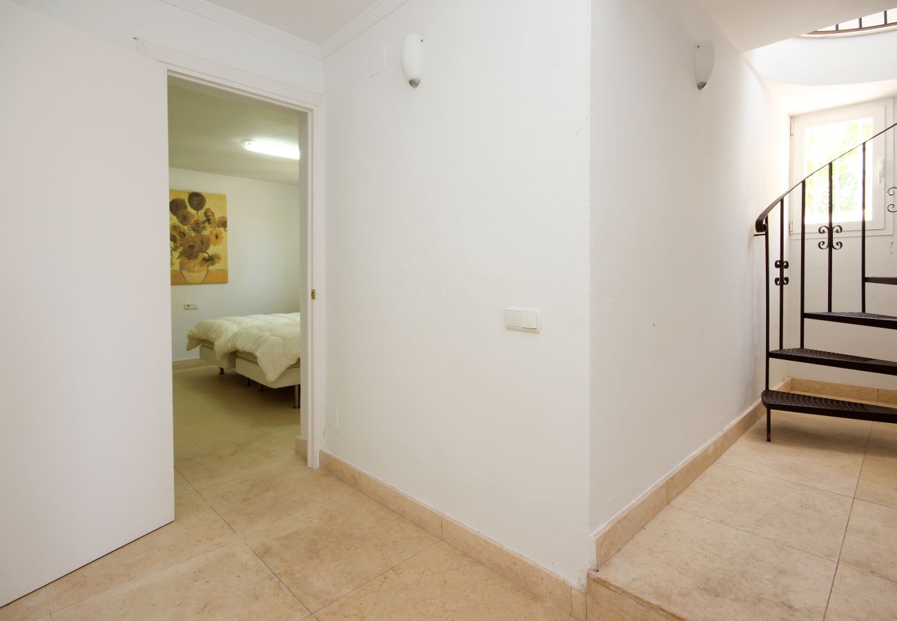 Villa en Marbella - Villa de cuatro dormitorios con piscina privada Las Chapas a 80 metros de la playa