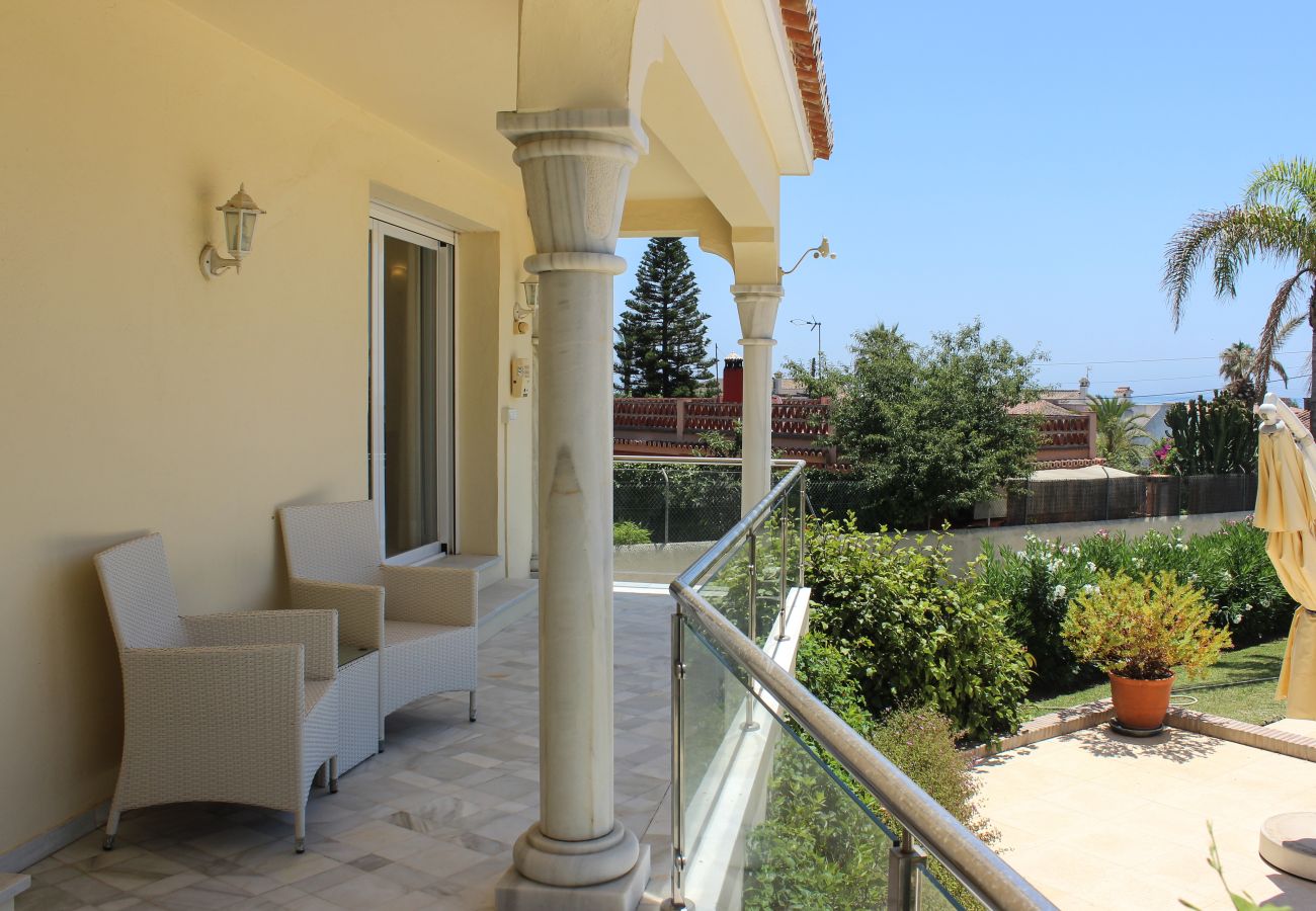 Villa en Marbella - Villa de cuatro dormitorios con piscina privada Las Chapas a 80 metros de la playa