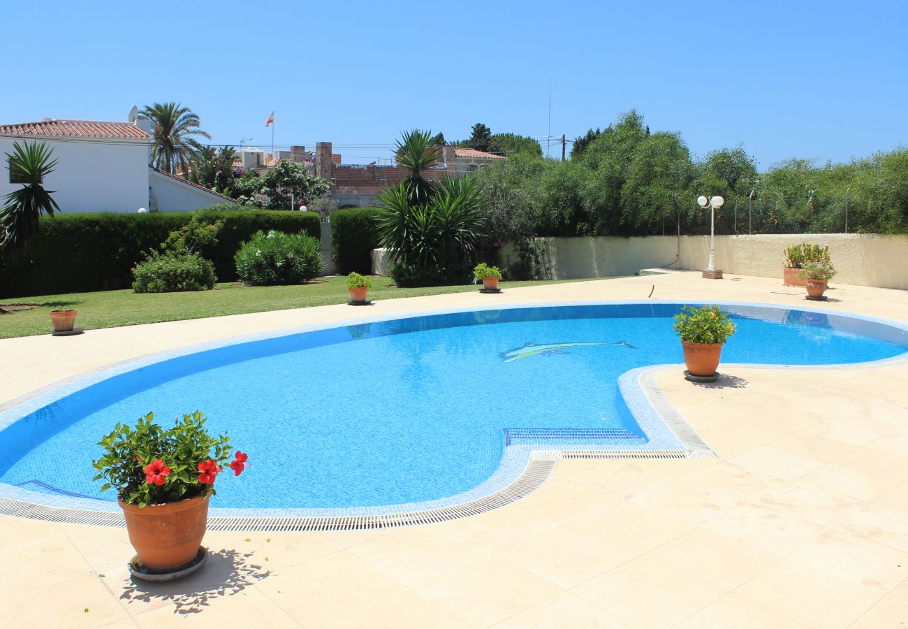 Villa en Marbella - Villa de cuatro dormitorios con piscina privada Las Chapas a 80 metros de la playa