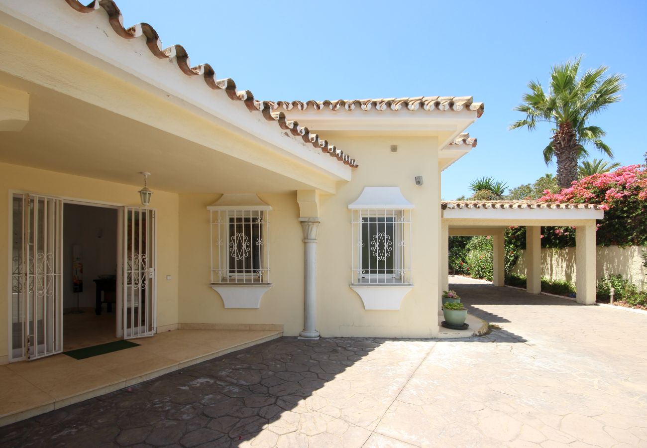 Villa en Marbella - Villa de cuatro dormitorios con piscina privada Las Chapas a 80 metros de la playa