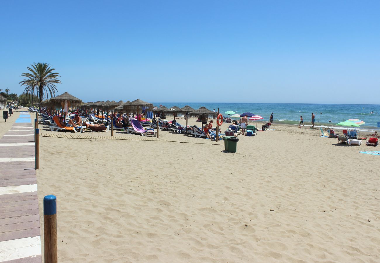 Villa en Marbella - Villa de cuatro dormitorios con piscina privada Las Chapas a 80 metros de la playa