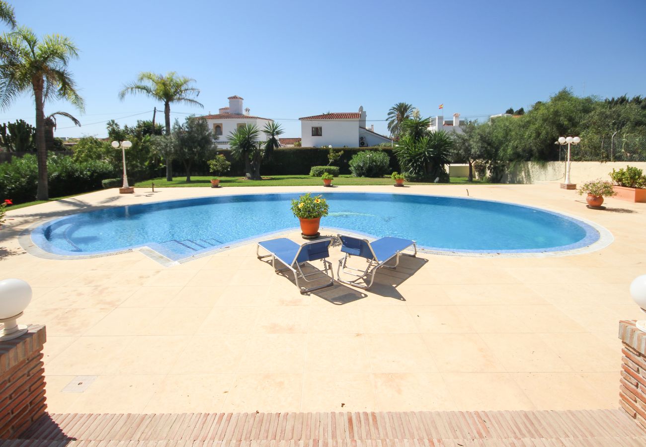 Villa en Marbella - Villa de cuatro dormitorios con piscina privada Las Chapas a 80 metros de la playa