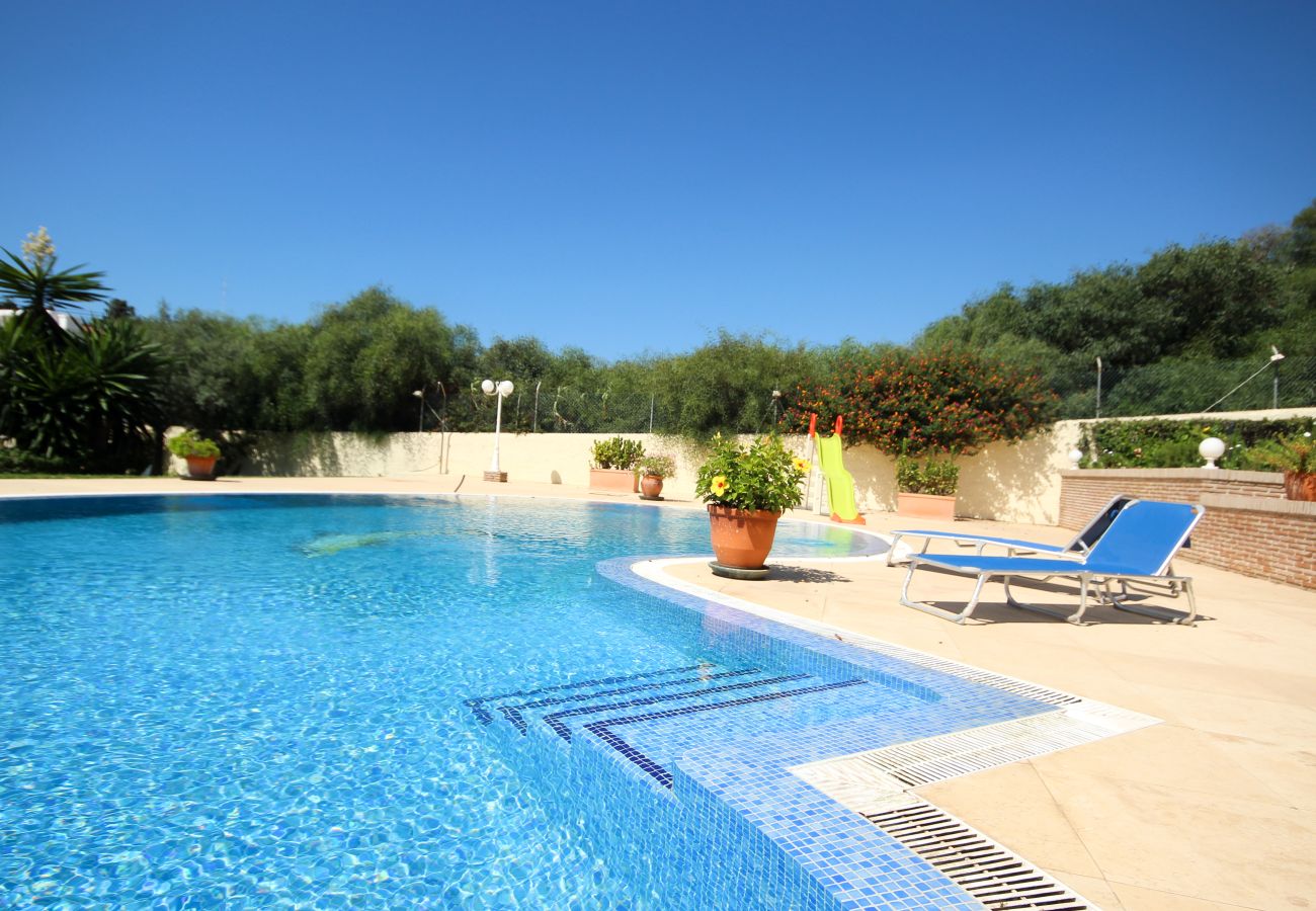 Villa en Marbella - Villa de cuatro dormitorios con piscina privada Las Chapas a 80 metros de la playa