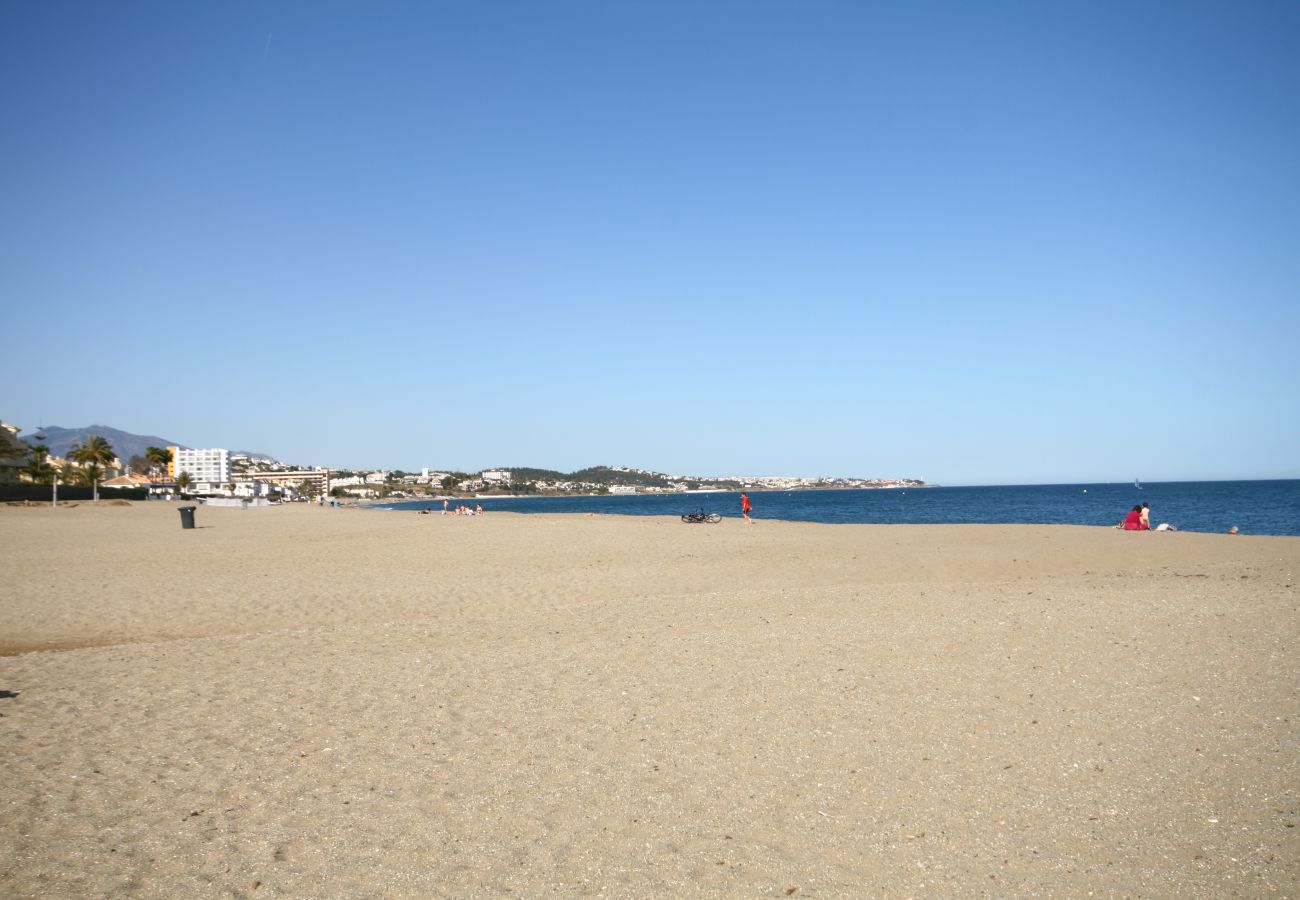 Apartamento en La Cala de Mijas - Lujoso ático de 4 dormitorios en Dream gardens, La Cala de Mijas con amplias terrazas que ofrecen jacuzzi y pequeña piscina.