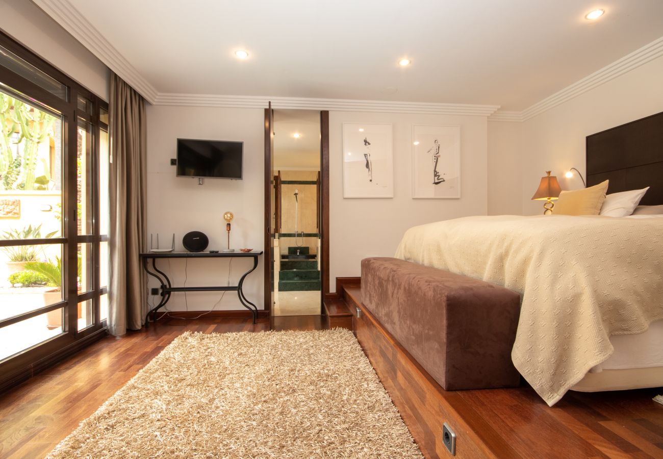 Casa adosada en Puerto Banus - Lujosa y moderna casa adosada de 4 dormitorios cerca de Puerto Banús con piscina privada