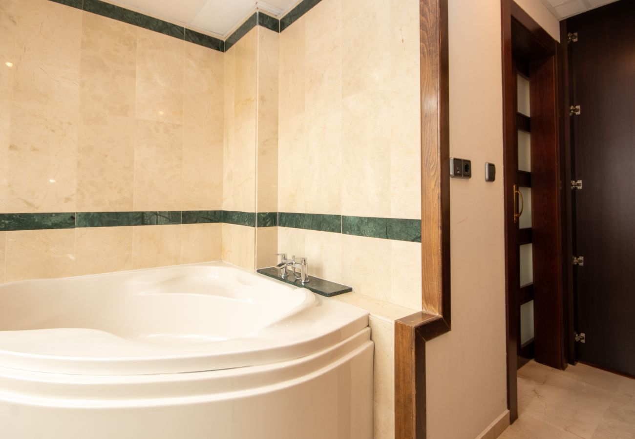 Casa adosada en Puerto Banus - Lujosa y moderna casa adosada de 4 dormitorios cerca de Puerto Banús con piscina privada