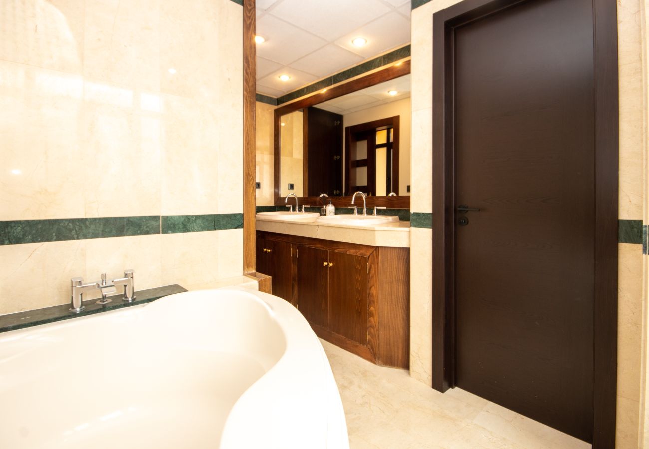 Casa adosada en Puerto Banus - Lujosa y moderna casa adosada de 4 dormitorios cerca de Puerto Banús con piscina privada