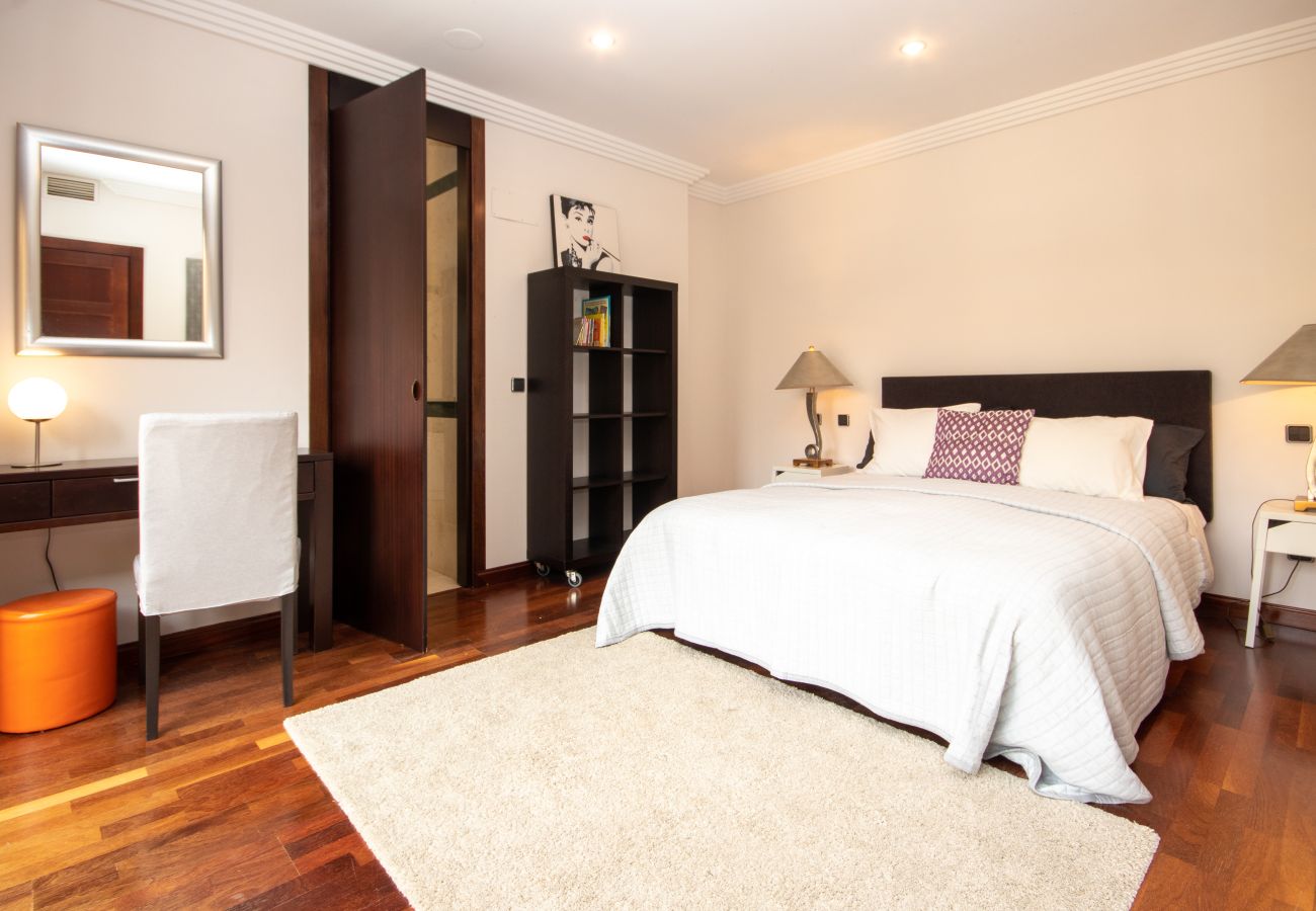 Casa adosada en Puerto Banus - Lujosa y moderna casa adosada de 4 dormitorios cerca de Puerto Banús con piscina privada