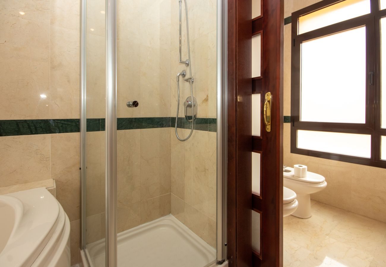 Casa adosada en Puerto Banus - Lujosa y moderna casa adosada de 4 dormitorios cerca de Puerto Banús con piscina privada