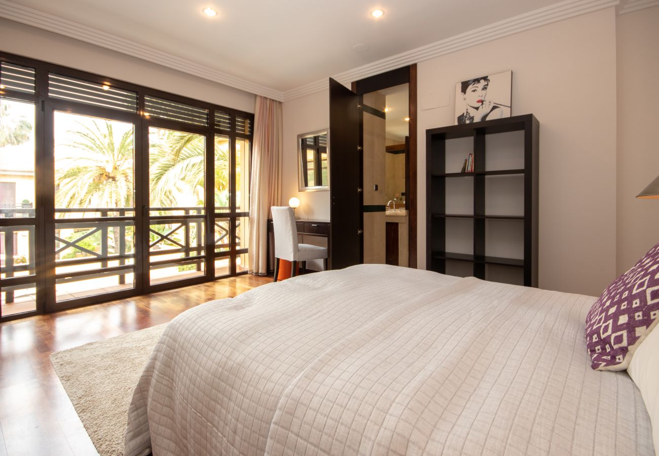 Casa adosada en Puerto Banus - Lujosa y moderna casa adosada de 4 dormitorios cerca de Puerto Banús con piscina privada