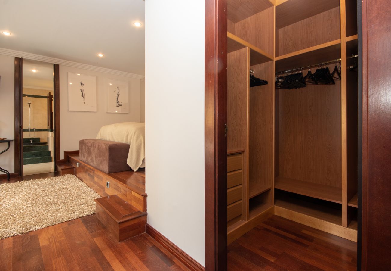 Casa adosada en Puerto Banus - Lujosa y moderna casa adosada de 4 dormitorios cerca de Puerto Banús con piscina privada