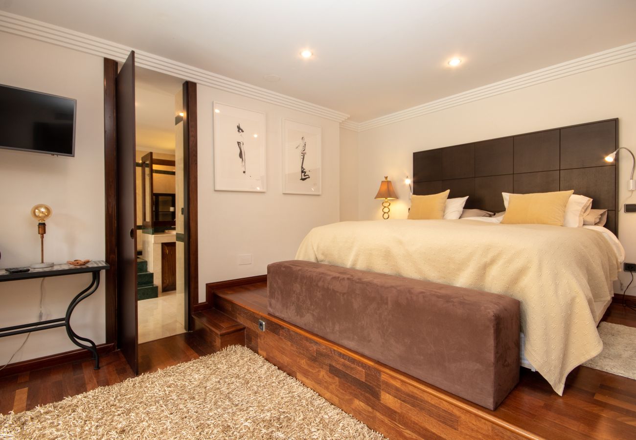 Casa adosada en Puerto Banus - Lujosa y moderna casa adosada de 4 dormitorios cerca de Puerto Banús con piscina privada