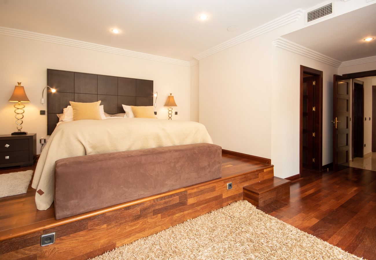 Casa adosada en Puerto Banus - Lujosa y moderna casa adosada de 4 dormitorios cerca de Puerto Banús con piscina privada