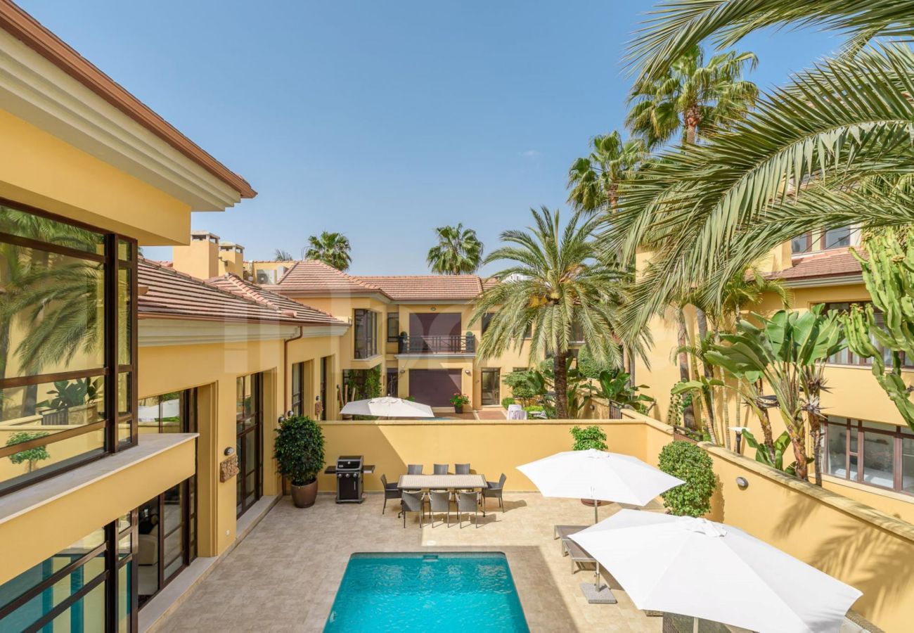 Casa adosada en Puerto Banus - Lujosa y moderna casa adosada de 4 dormitorios cerca de Puerto Banús con piscina privada