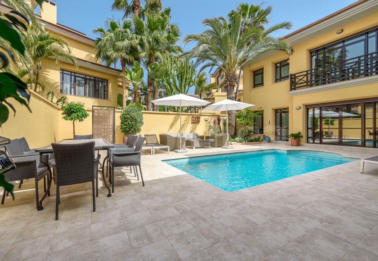 Casa adosada en Puerto Banus - Lujosa y moderna casa adosada de 4 dormitorios cerca de Puerto Banús con piscina privada