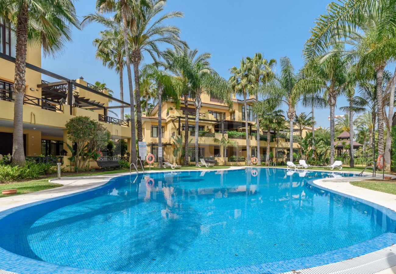 Casa adosada en Puerto Banus - Lujosa y moderna casa adosada de 4 dormitorios cerca de Puerto Banús con piscina privada