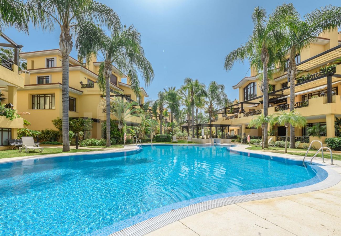 Casa adosada en Puerto Banus - Lujosa y moderna casa adosada de 4 dormitorios cerca de Puerto Banús con piscina privada