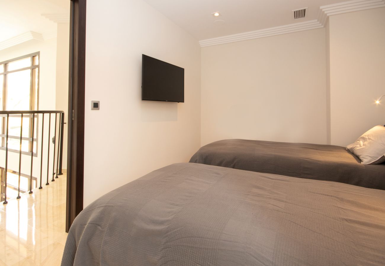 Casa adosada en Puerto Banus - Lujosa y moderna casa adosada de 4 dormitorios cerca de Puerto Banús con piscina privada