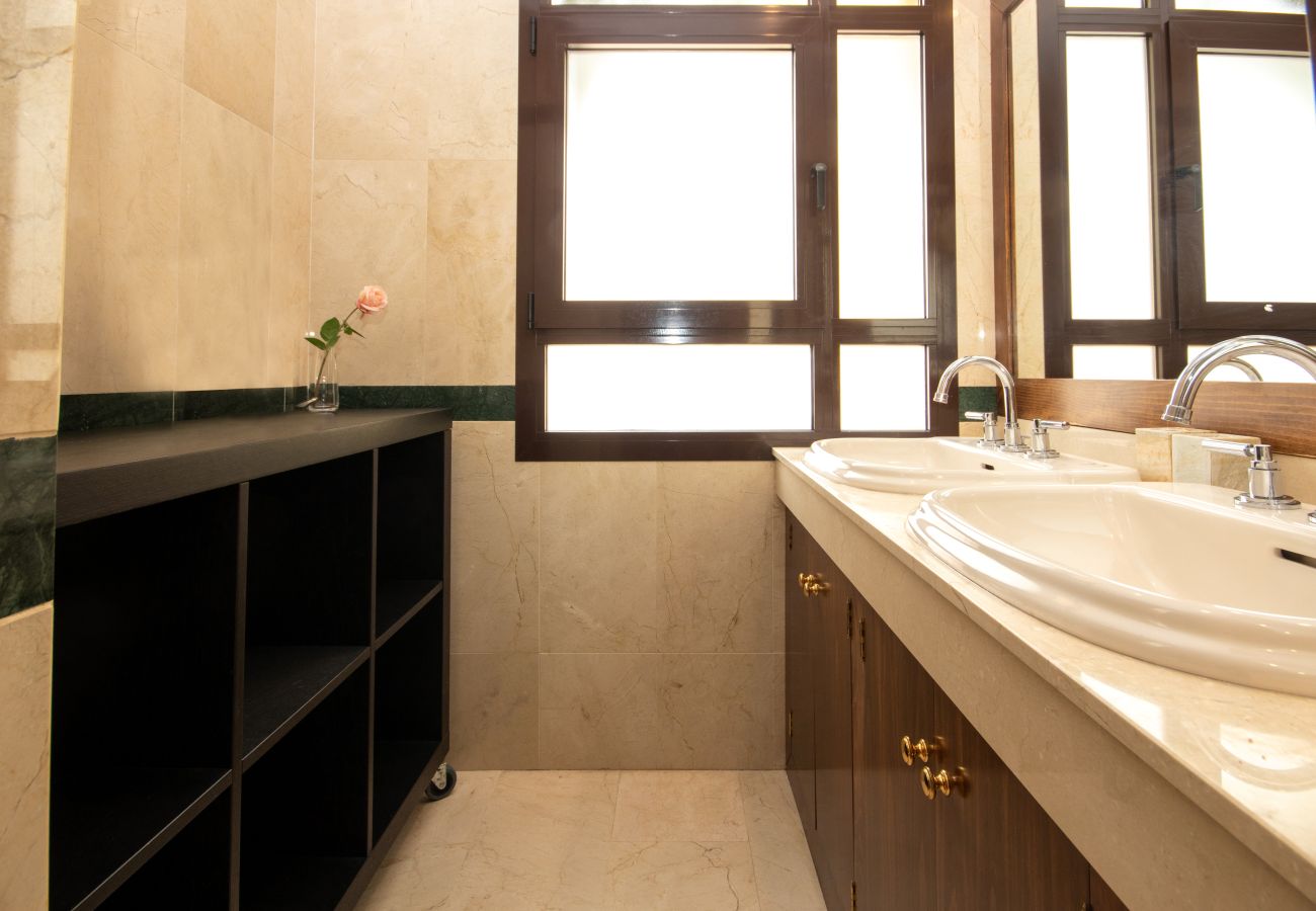 Casa adosada en Puerto Banus - Lujosa y moderna casa adosada de 4 dormitorios cerca de Puerto Banús con piscina privada