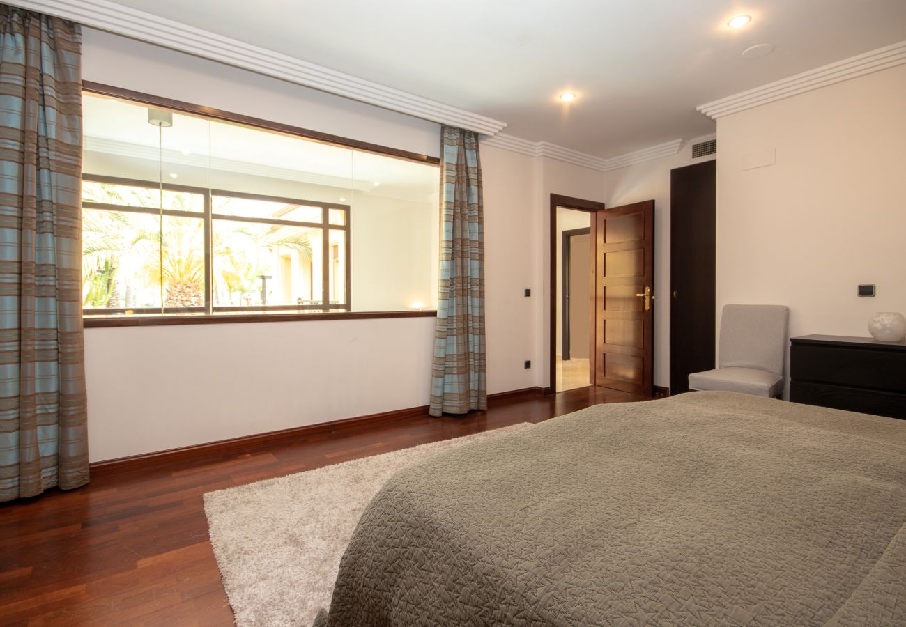 Casa adosada en Puerto Banus - Lujosa y moderna casa adosada de 4 dormitorios cerca de Puerto Banús con piscina privada