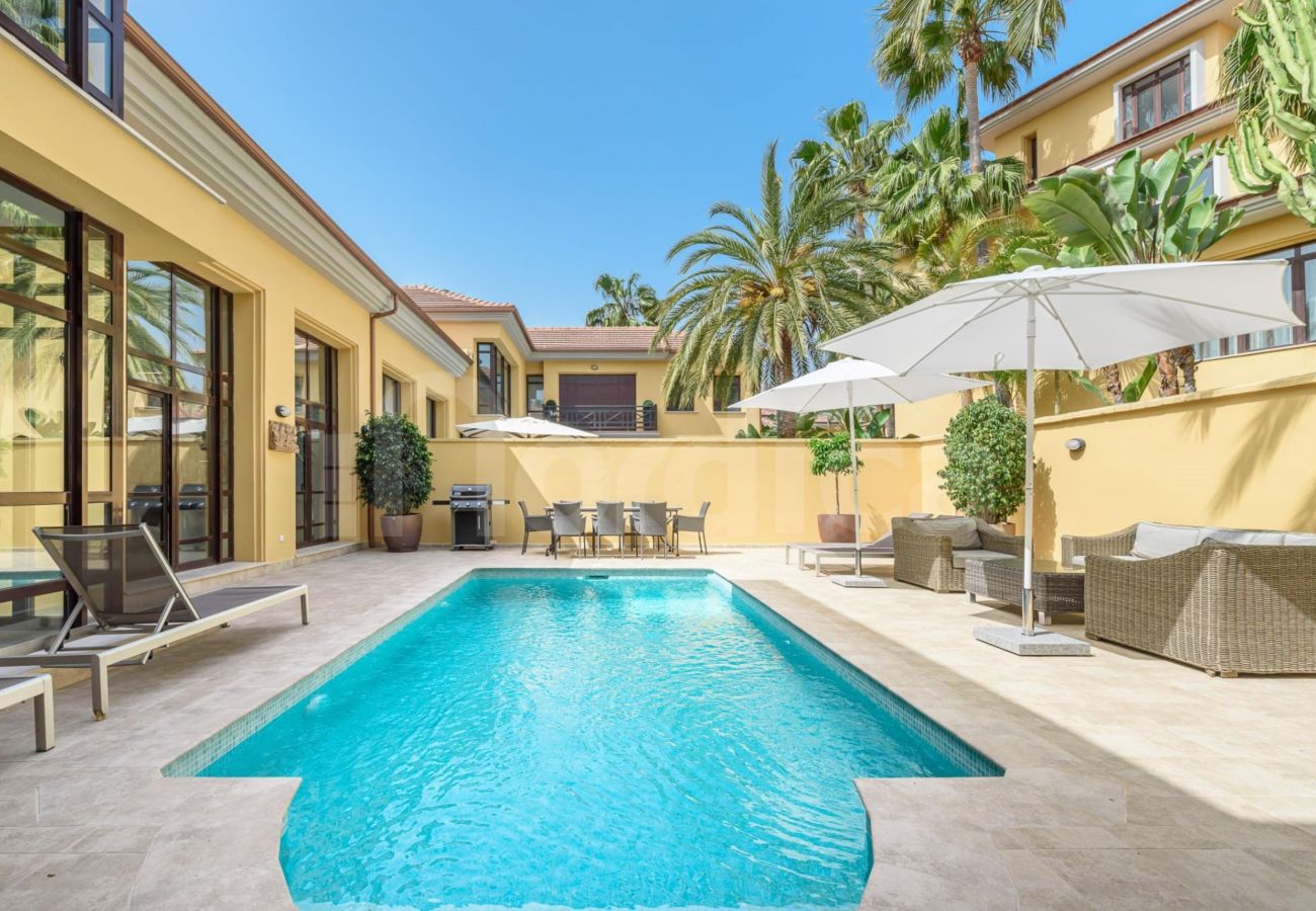 Casa adosada en Puerto Banus - Lujosa y moderna casa adosada de 4 dormitorios cerca de Puerto Banús con piscina privada