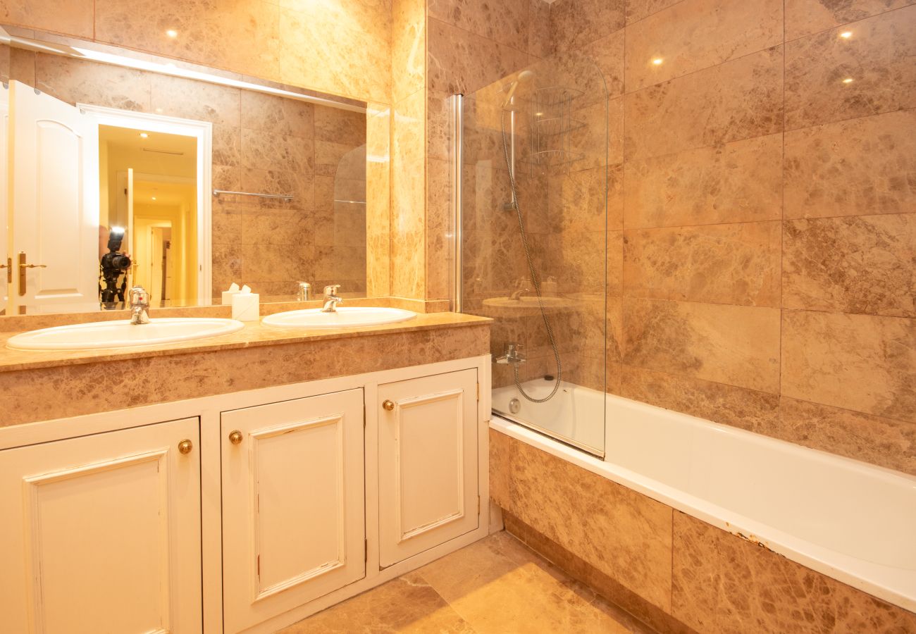 Apartamento en San Pedro de Alcántara - Apartamento de tres dormitorios en planta baja a poca distancia de todos los servicios