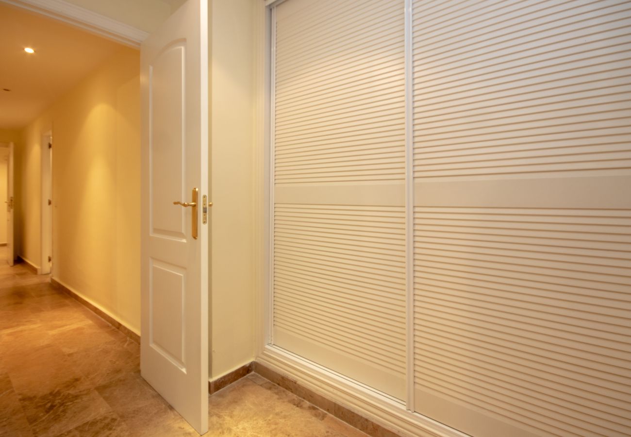 Apartamento en San Pedro de Alcántara - Apartamento de tres dormitorios en planta baja a poca distancia de todos los servicios