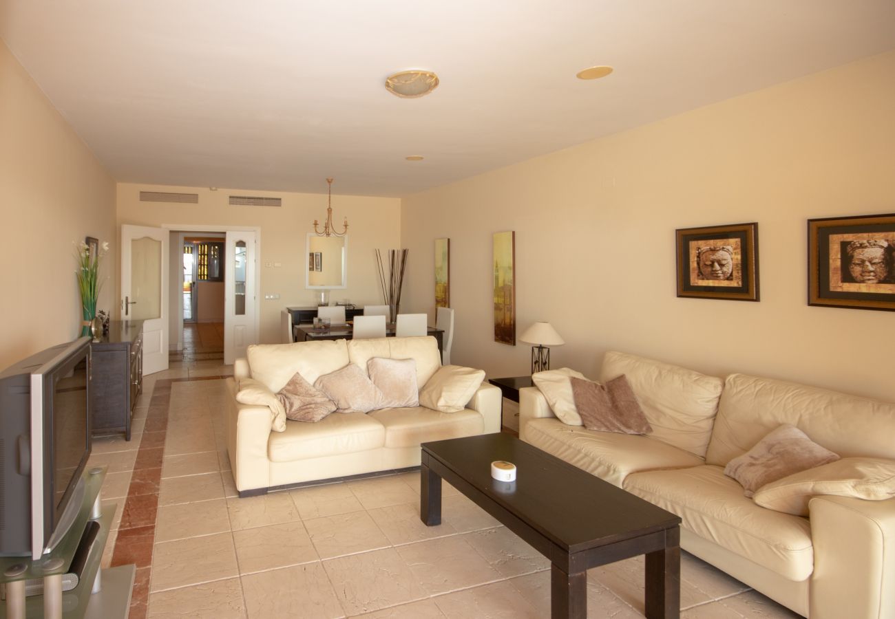 Apartamento en Estepona - Lujoso Apartamento de Tres Dormitorios en Primera Línea de Golf