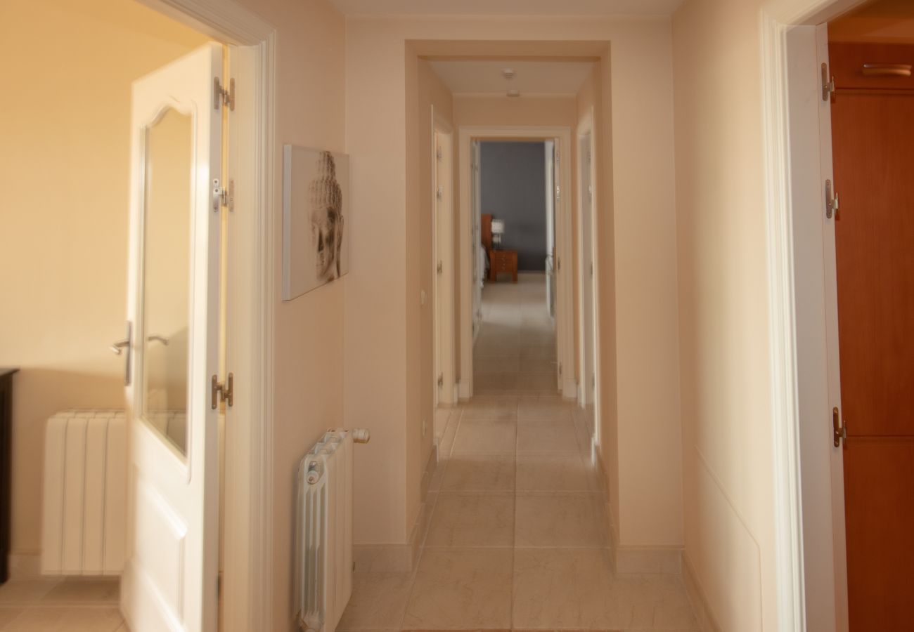 Apartamento en Estepona - Lujoso Apartamento de Tres Dormitorios en Primera Línea de Golf