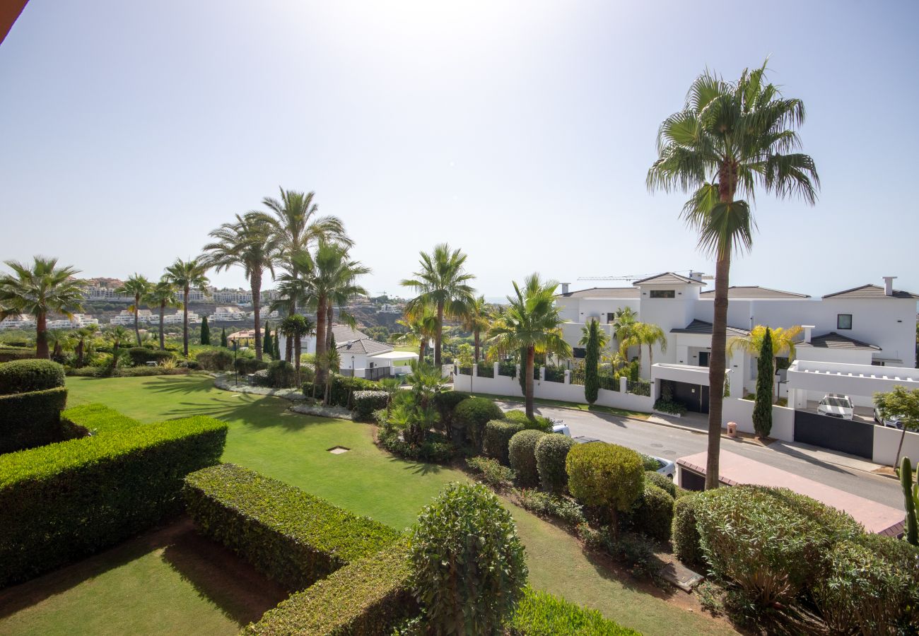 Apartamento en Estepona - Lujoso Apartamento de Tres Dormitorios en Primera Línea de Golf