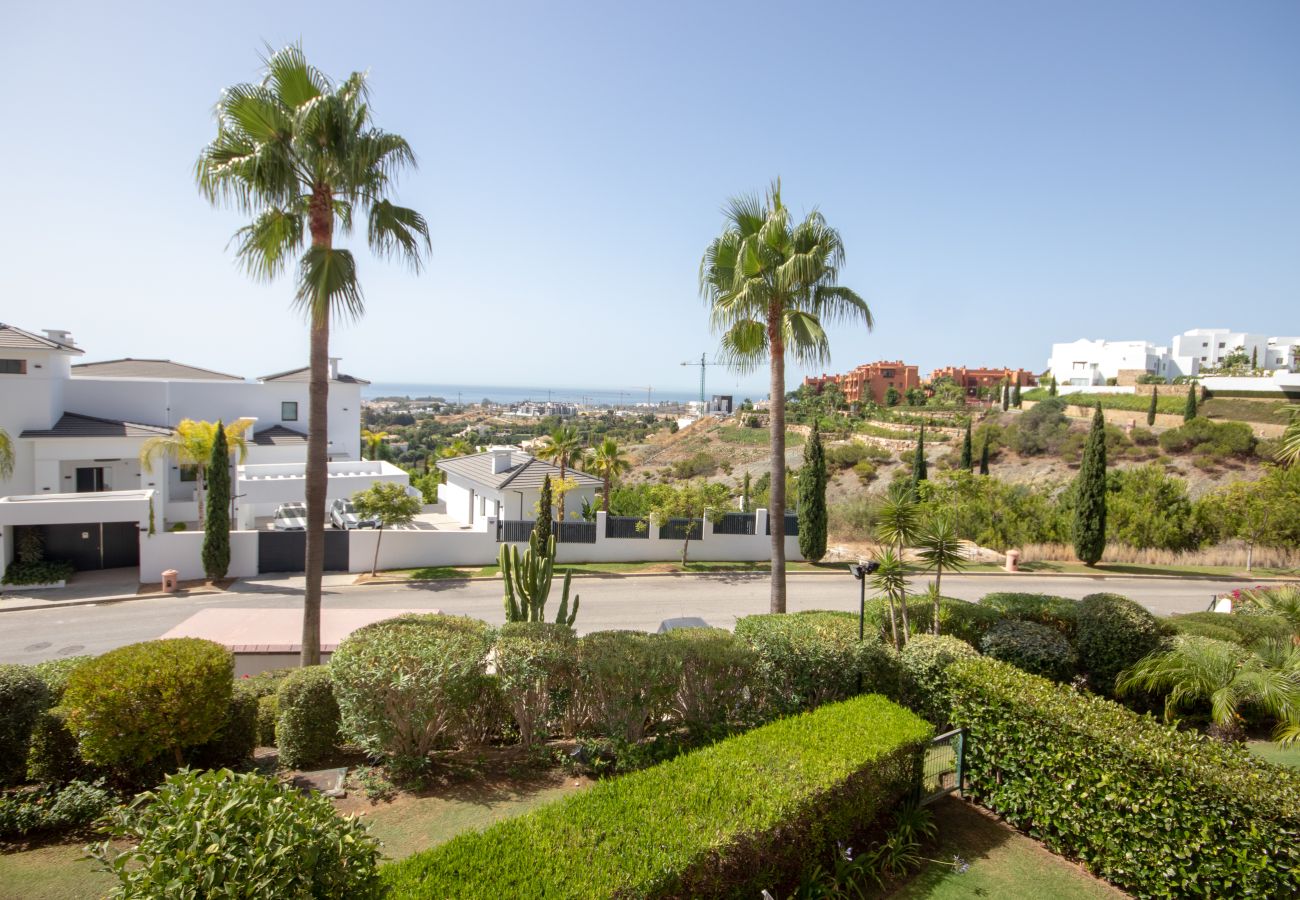 Apartamento en Estepona - Lujoso Apartamento de Tres Dormitorios en Primera Línea de Golf