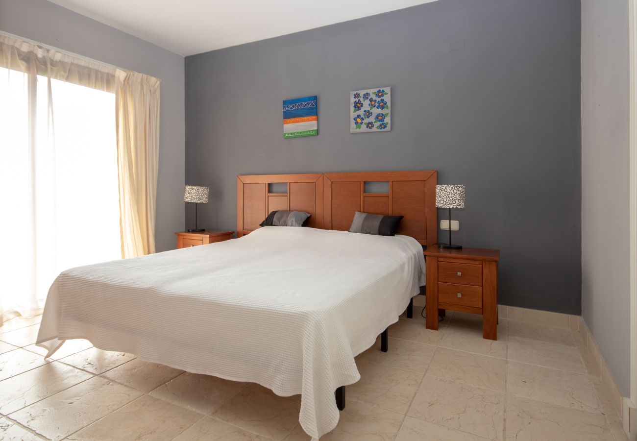 Apartamento en Estepona - Lujoso Apartamento de Tres Dormitorios en Primera Línea de Golf