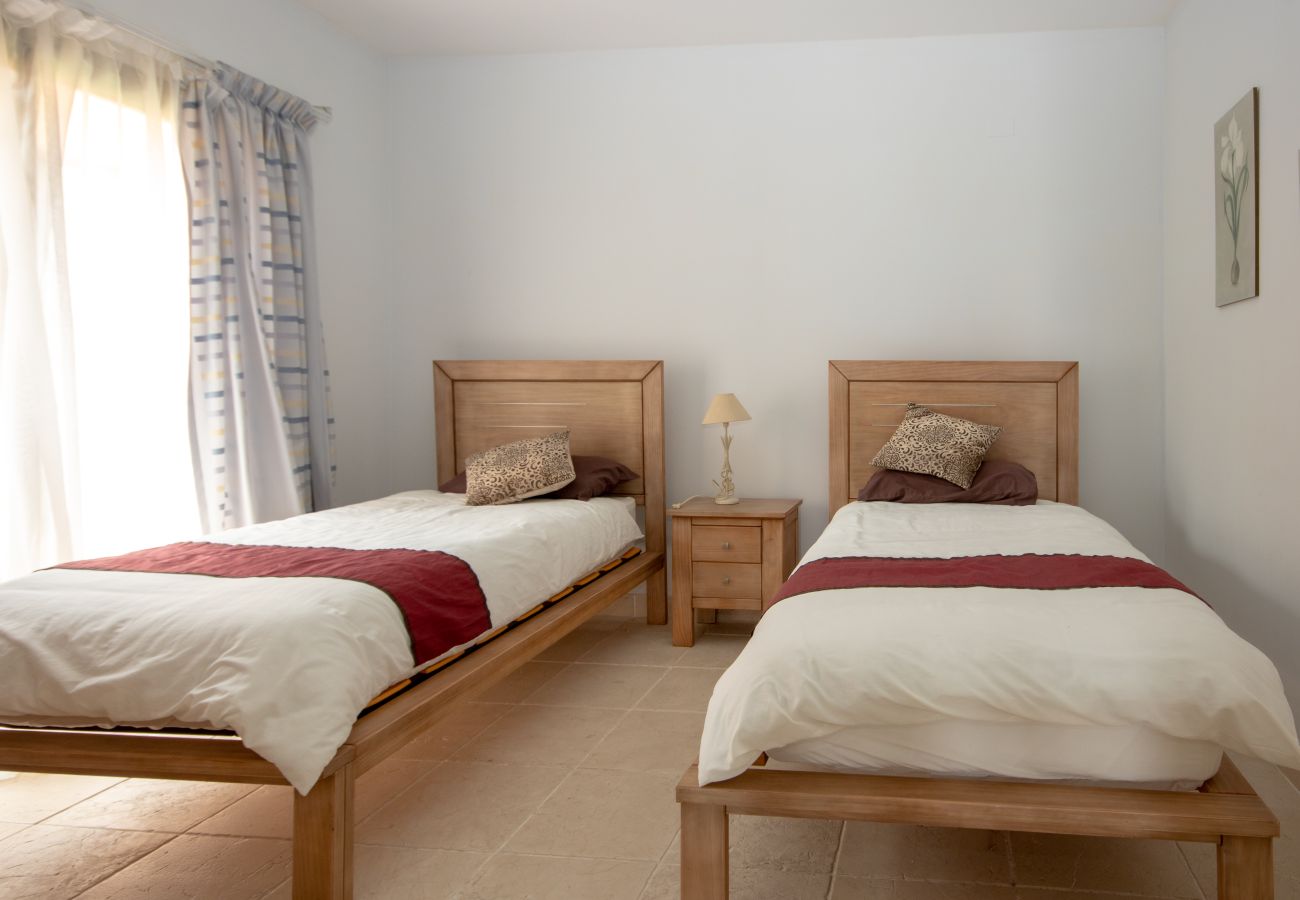 Apartamento en Estepona - Lujoso Apartamento de Tres Dormitorios en Primera Línea de Golf