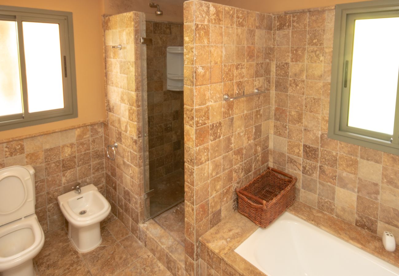 Apartamento en Estepona - Lujoso Apartamento de Tres Dormitorios en Primera Línea de Golf