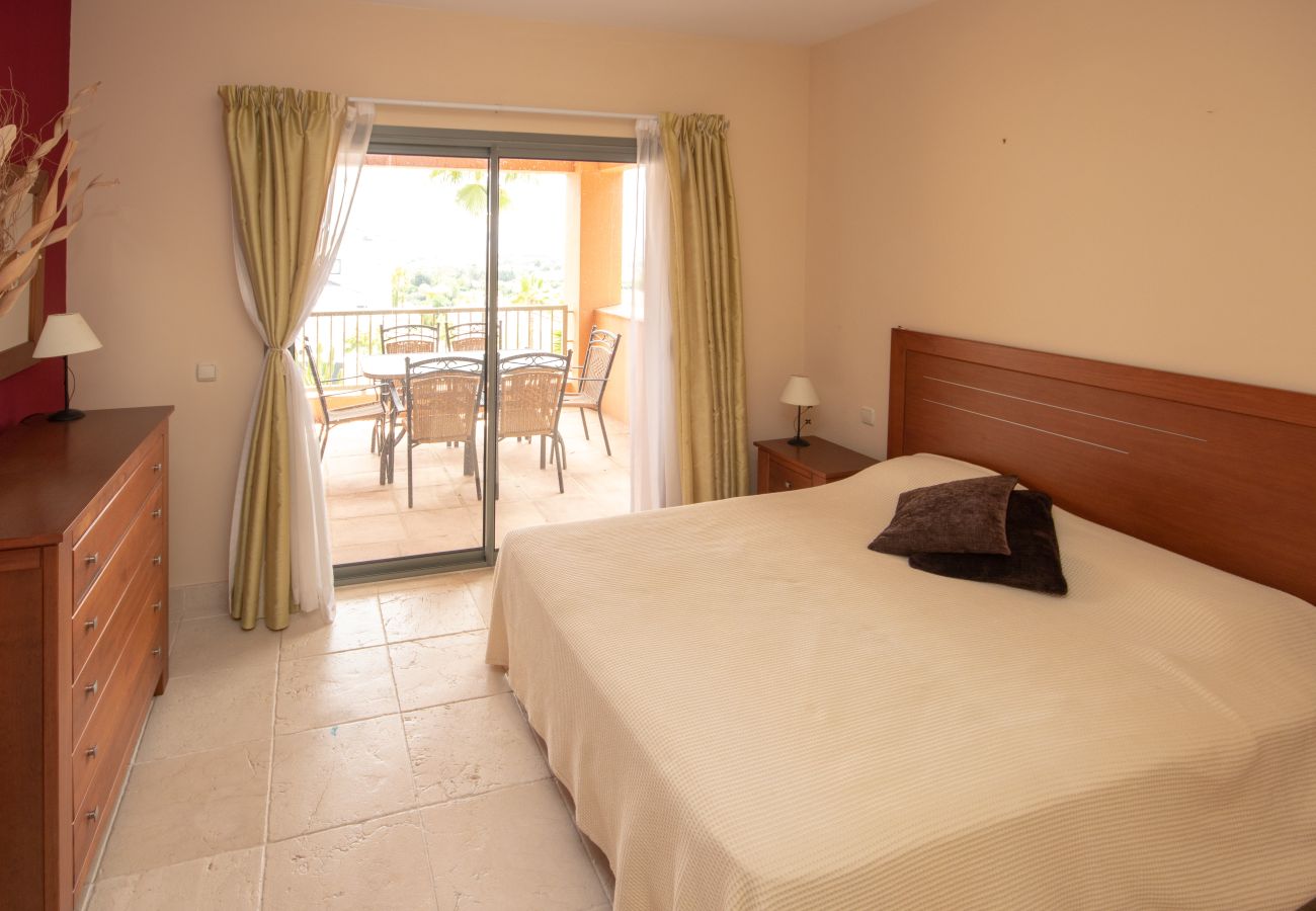 Apartamento en Estepona - Lujoso Apartamento de Tres Dormitorios en Primera Línea de Golf