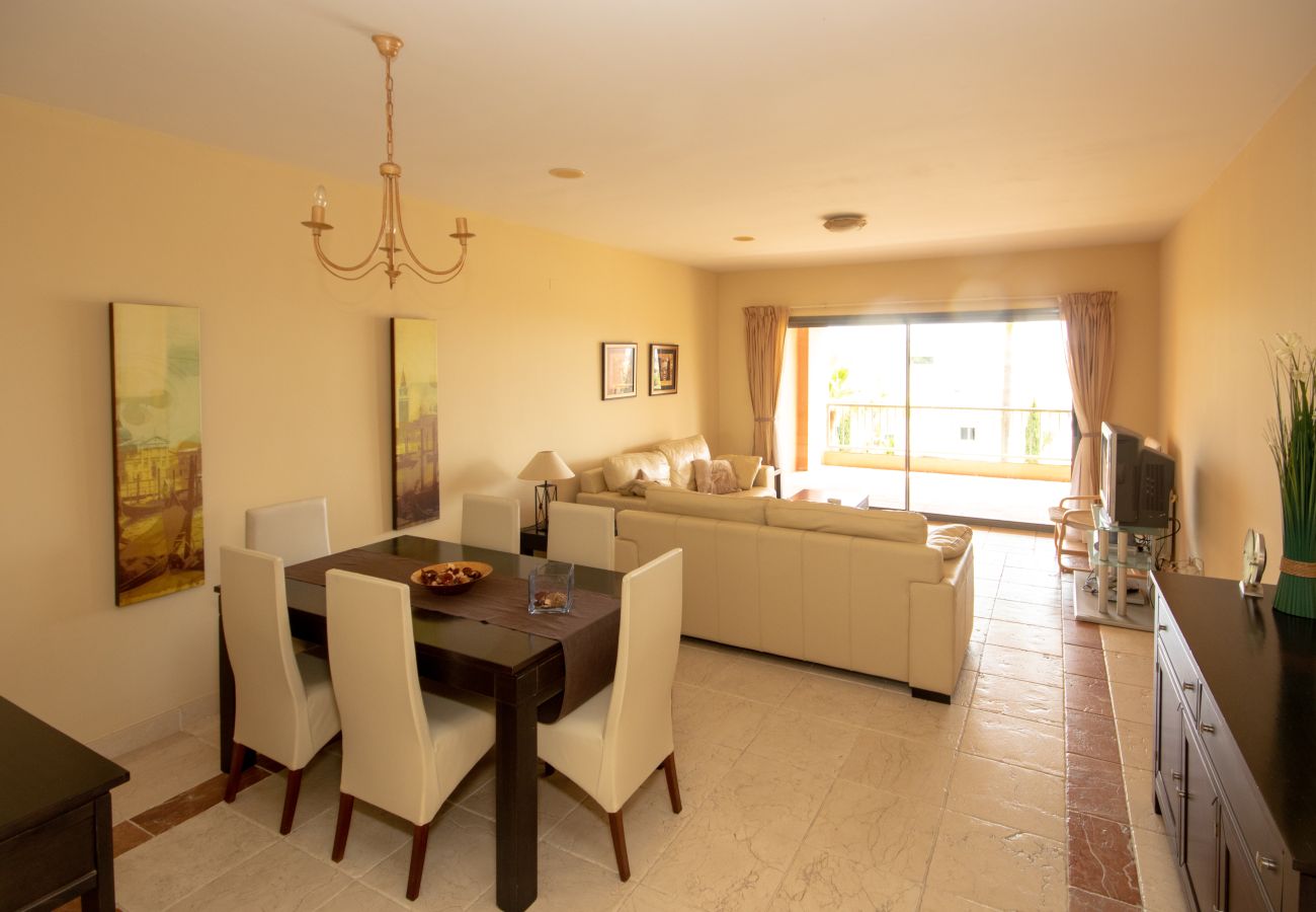 Apartamento en Estepona - Lujoso Apartamento de Tres Dormitorios en Primera Línea de Golf