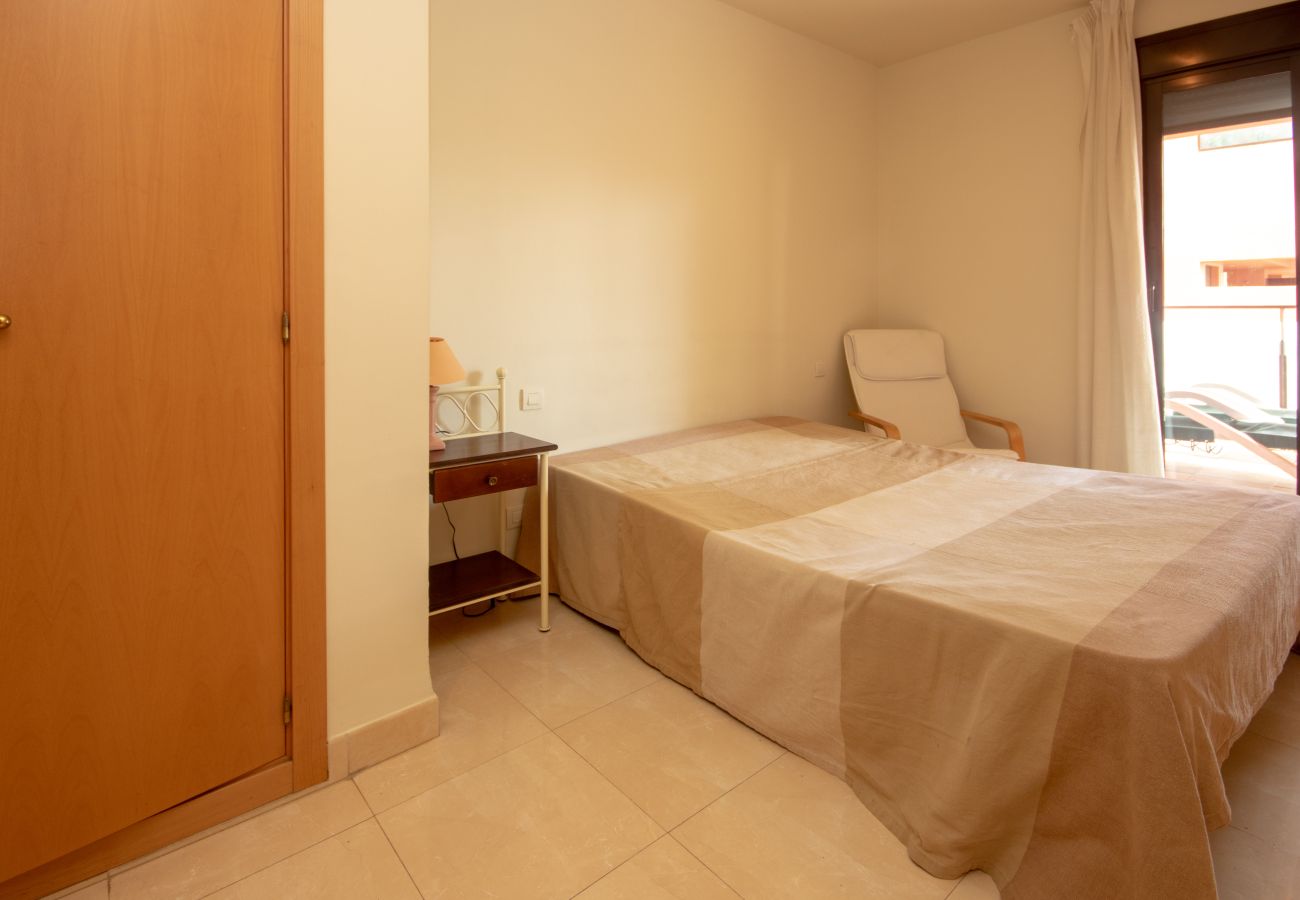 Apartamento en Estepona - Apartamento de dos dormitorios en primera planta con vistas a la piscina