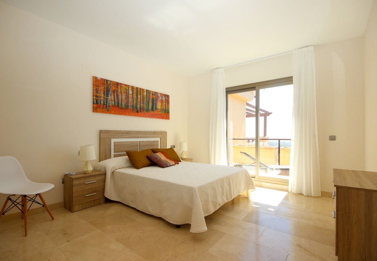 Apartamento en Benahavís - Atico de 2 dormitorios cerca de Benahavis con vistas impresionantes