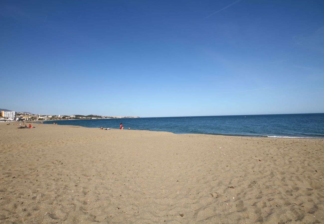 Villa en Mijas Costa -  Villa espectacular de 4 dormitorios en primera línea de golf con piscina privada y vistas al mar en La Cala de Mijas