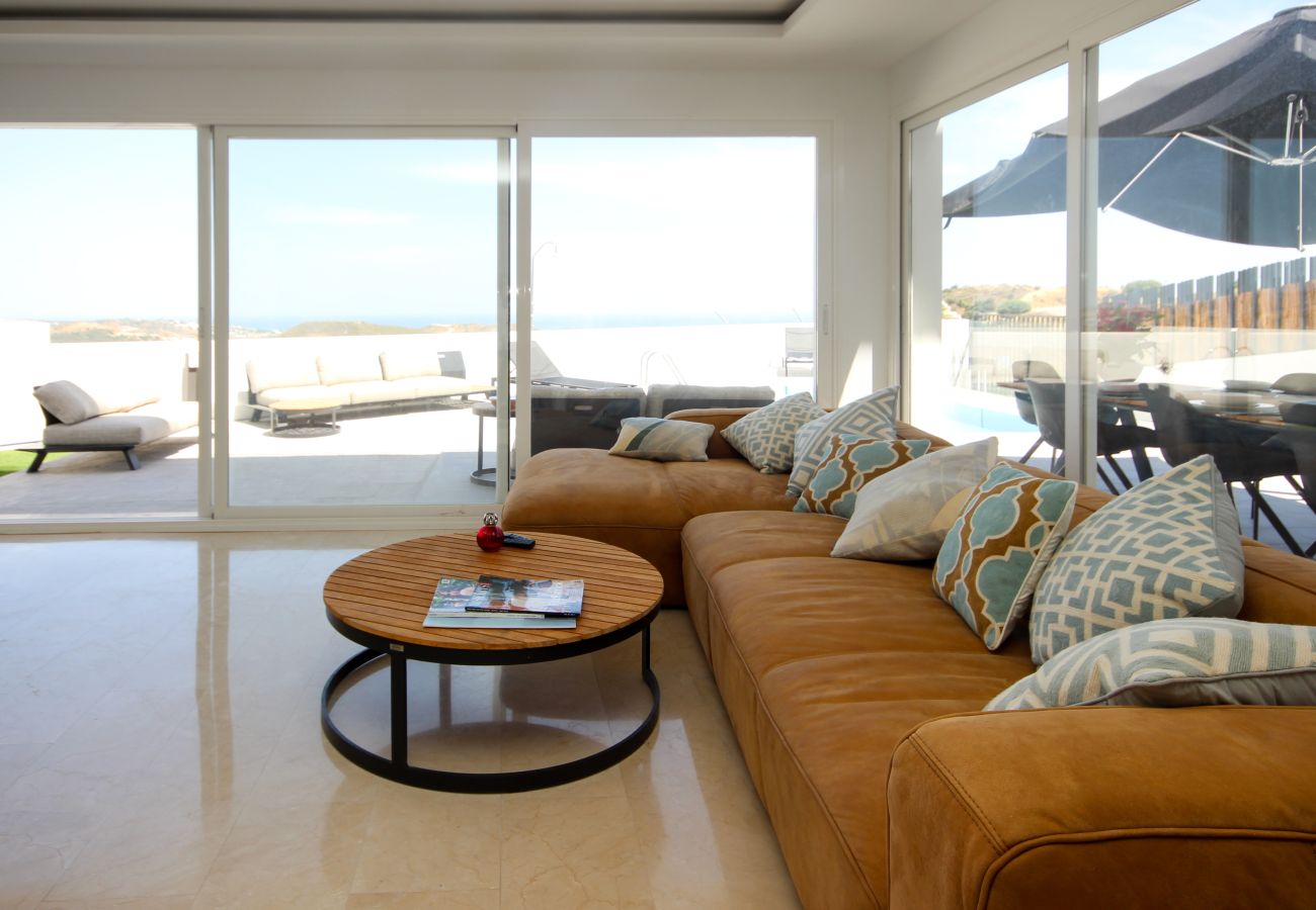 Villa en Mijas Costa -  Villa espectacular de 4 dormitorios en primera línea de golf con piscina privada y vistas al mar en La Cala de Mijas