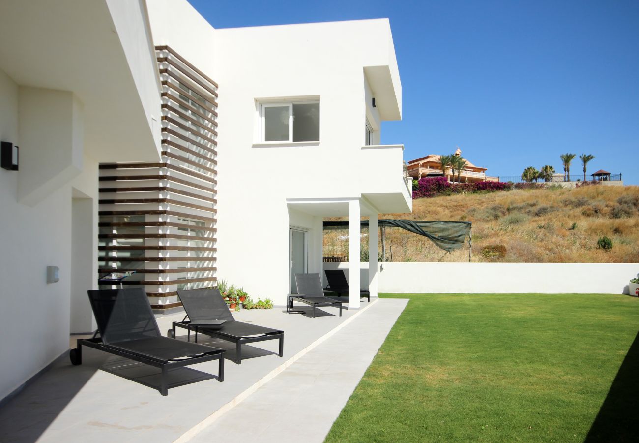 Villa en Mijas Costa -  Villa espectacular de 4 dormitorios en primera línea de golf con piscina privada y vistas al mar en La Cala de Mijas